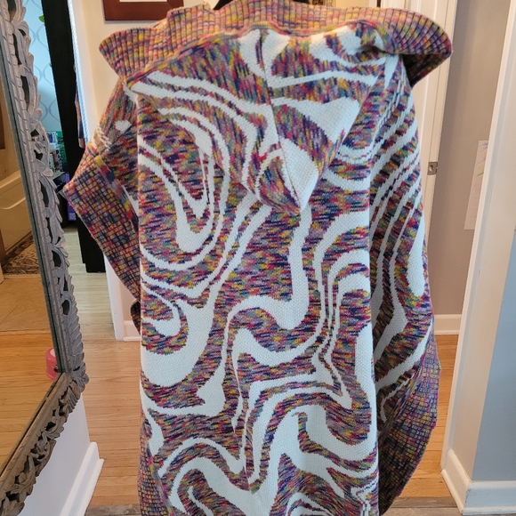 Poncho - Picture 3 of 6